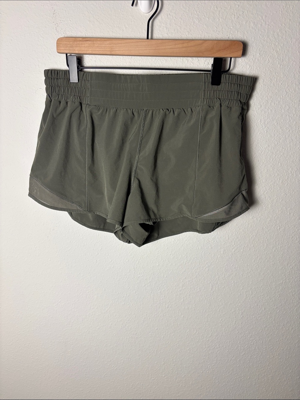 Lululemon Hotty Hot High-Rise Lined Short 2.5" Olive W7AYYR